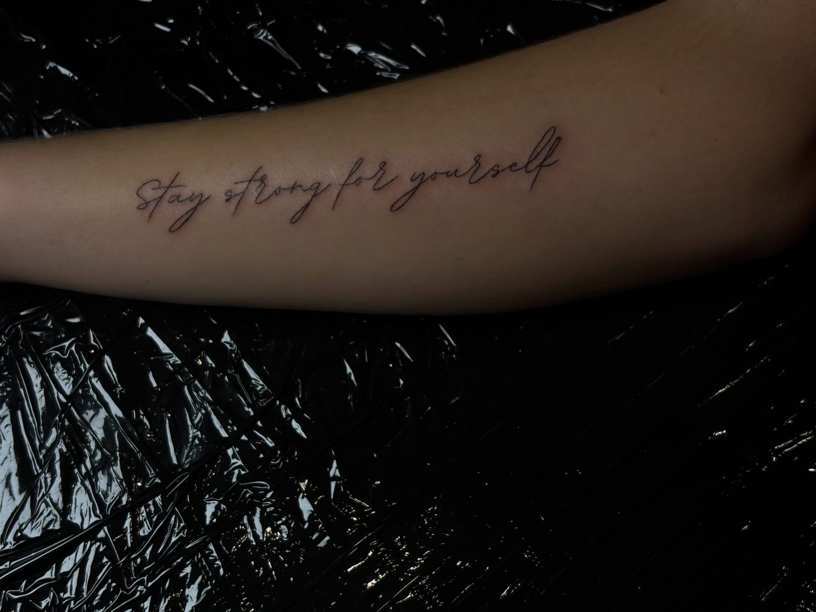 Fine-line леттеринг «stay strong for yourself» на передпліччі